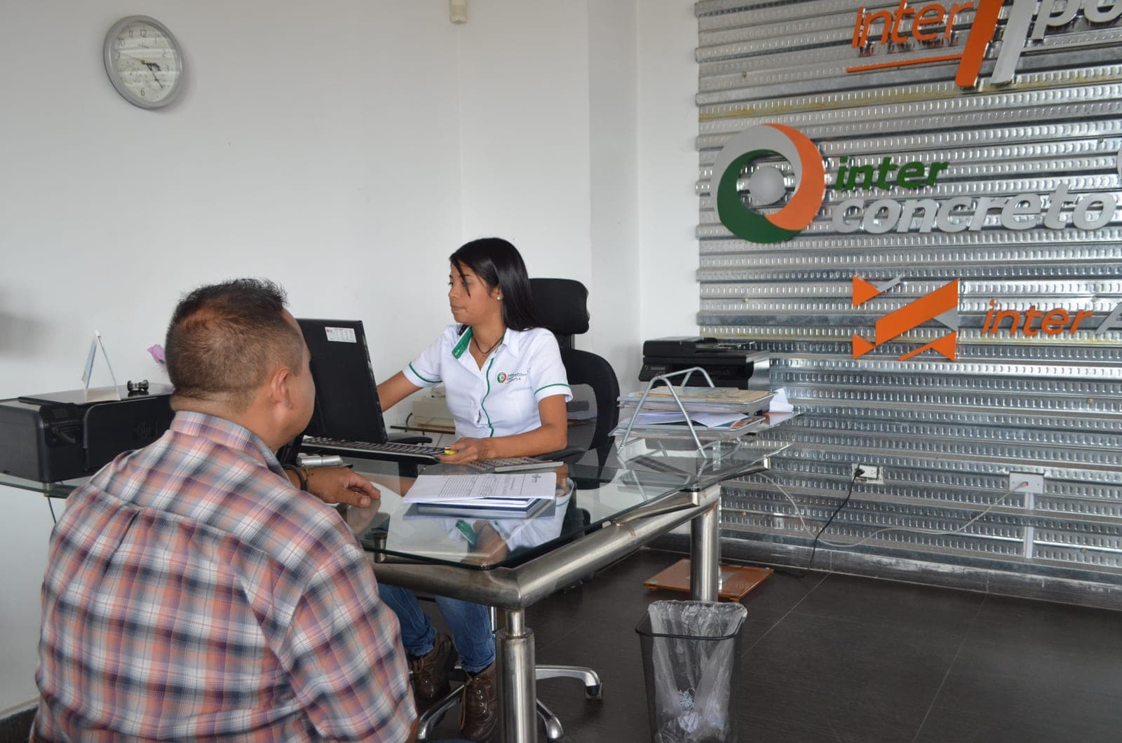 Atención comercial en las oficinas de Inter Concreto