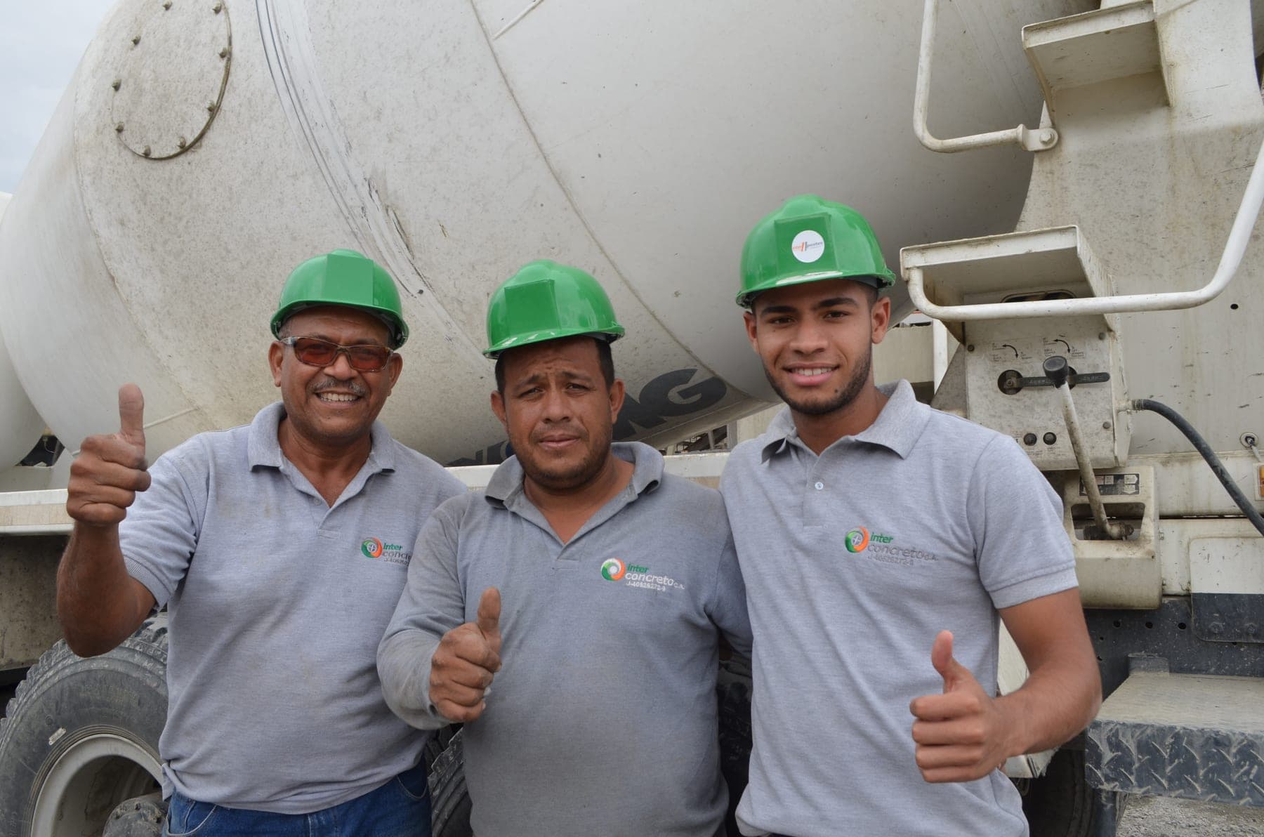 Equipo de Inter Concreto frente a un camión mixer