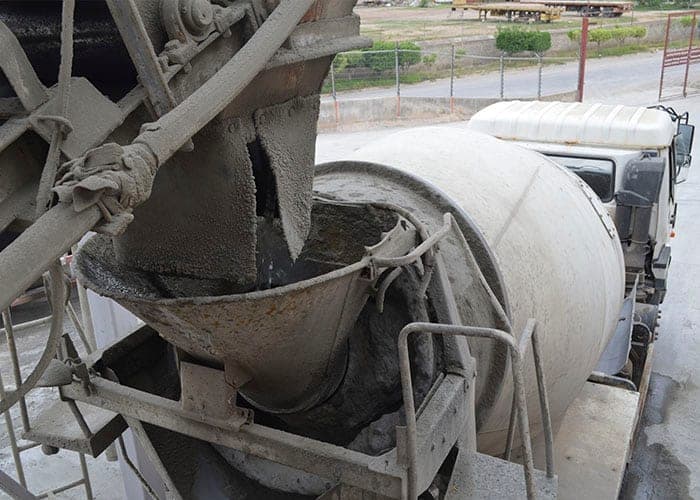 Camión mixer descargando concreto en obra