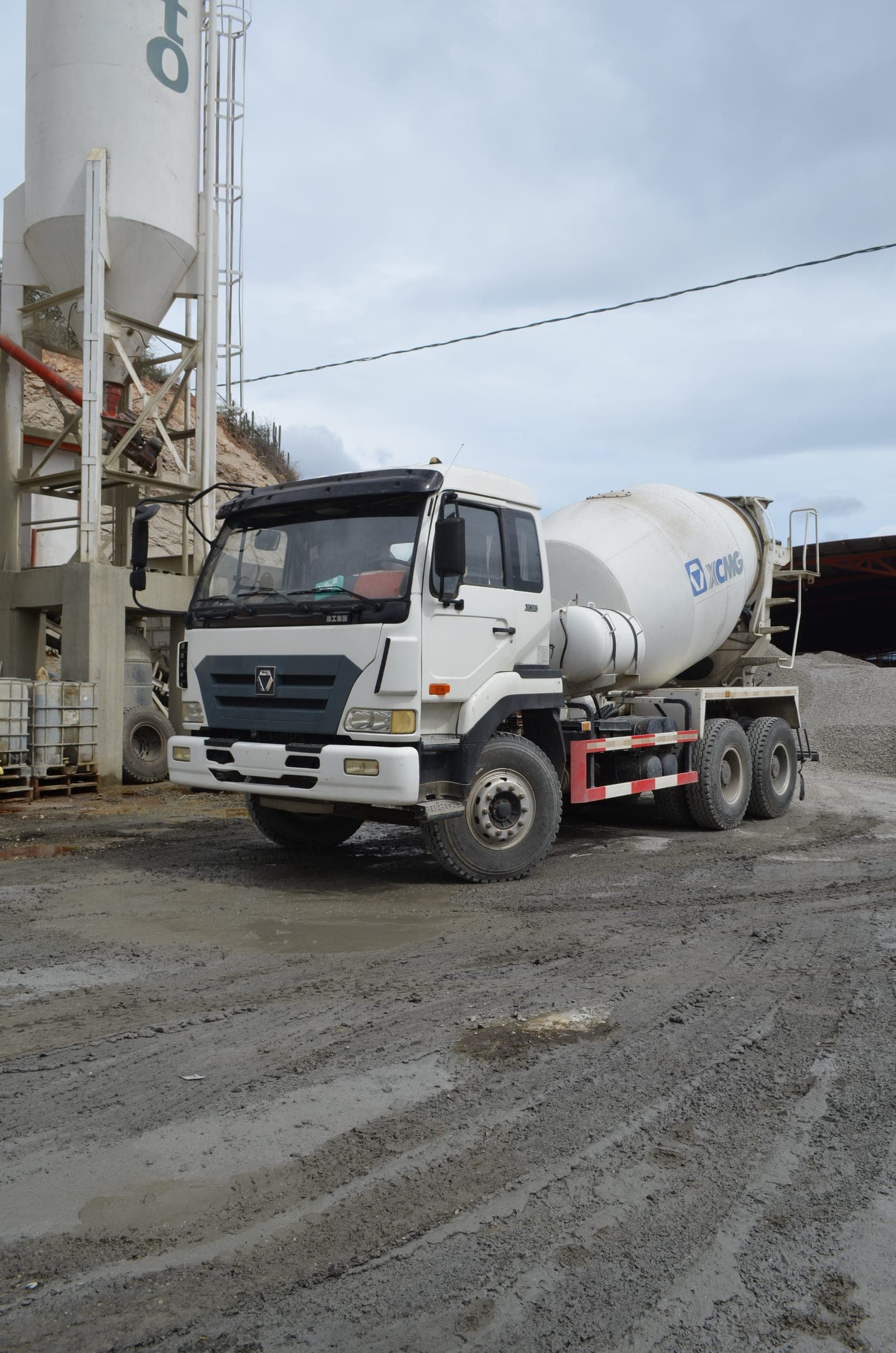 Camión mixer cargando frente a los silos de la planta de Inter Concreto